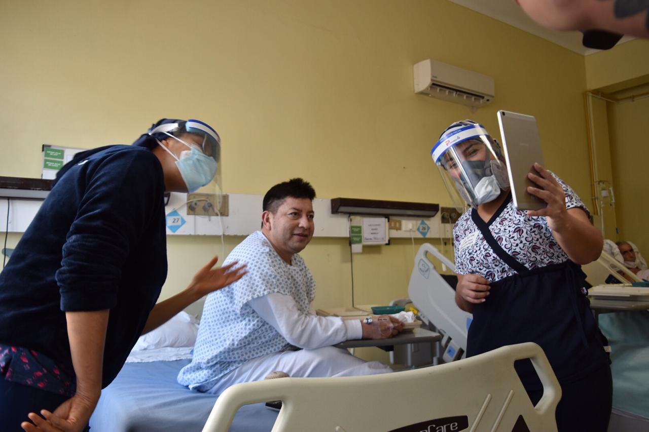 Traumatología conecta a pacientes con familiares con videollamadas