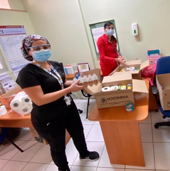 Hospital de Arica en terreno entregando medicamentos multi-mes y víveres a personas con VIH