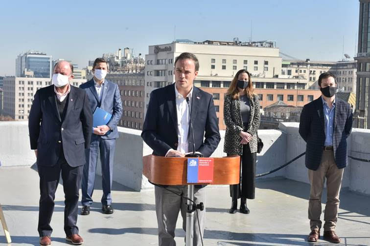 Gobierno y CChC firman protocolos sanitarios para protección de trabajadores de la construcción