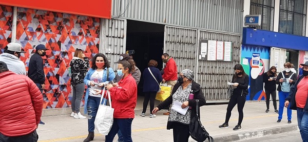 Gobernador llamó a respetar distanciamiento físico a quienes realizan trámites en las AFPs