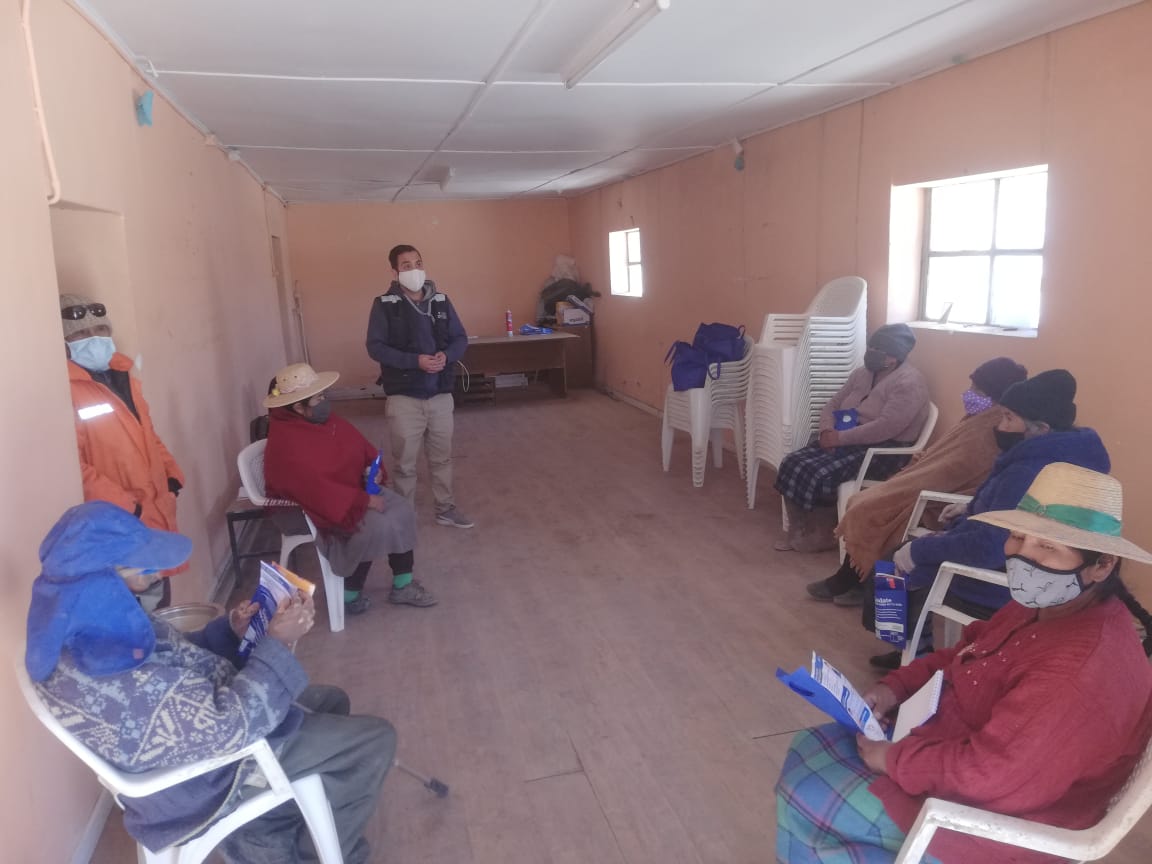 Habitantes de Cariquima capacitados en uso correcto de mascarillas y temas sociales
