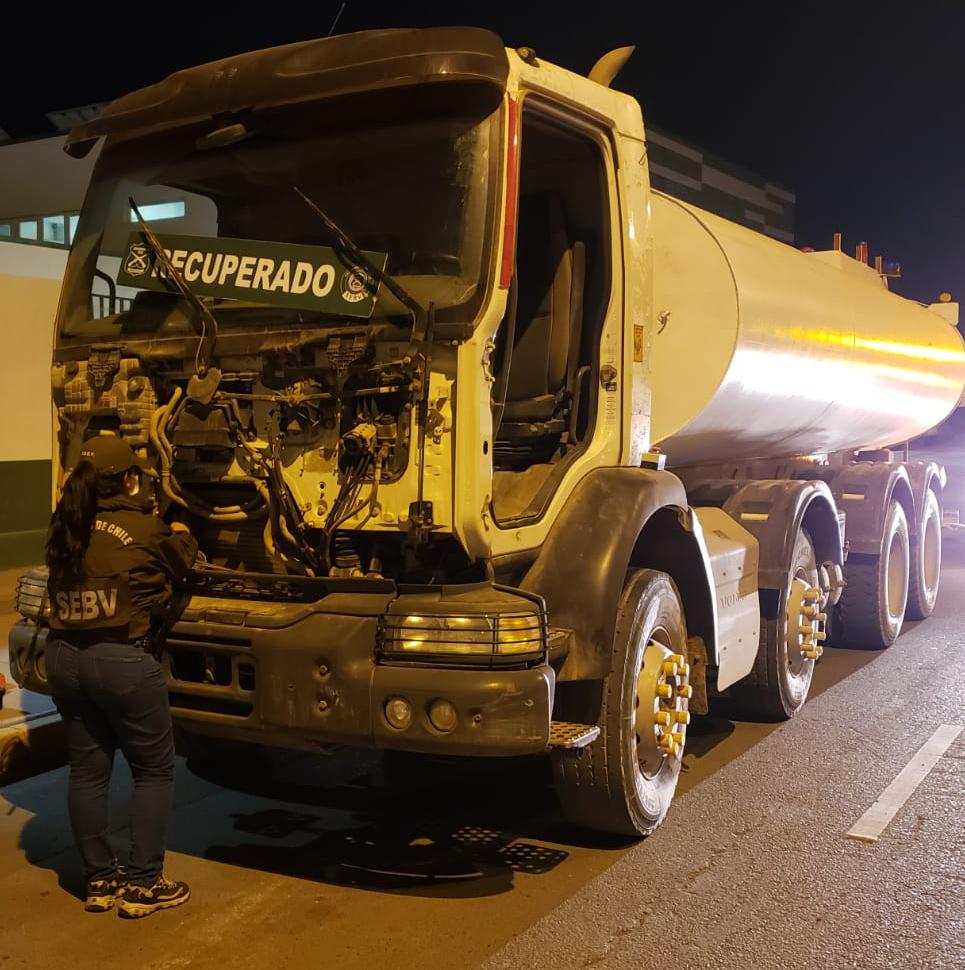 Carabineros de la SEBV recupera camión aljibes y camioneta