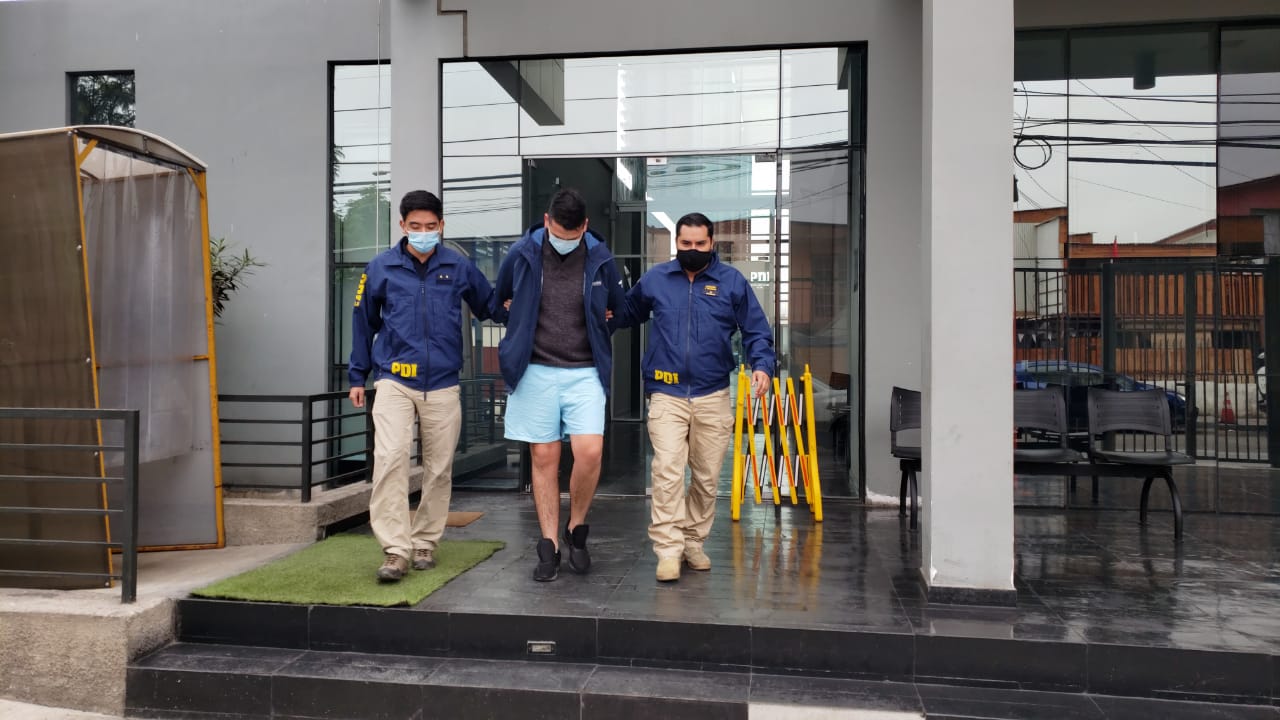 PDI detuvo a hombre que circulaba en camioneta utilizada en portonazo en la capital