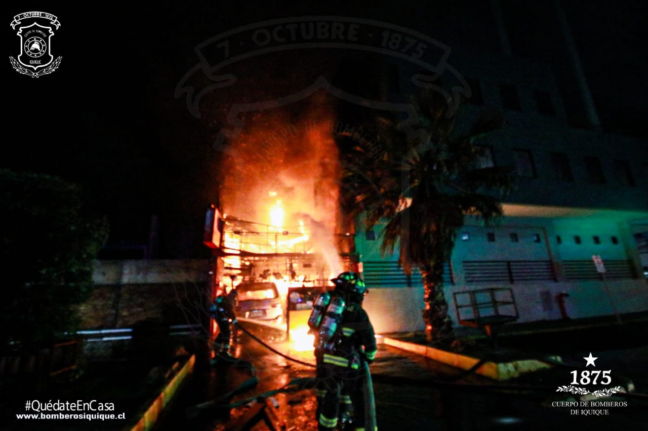 Tres muertos en incendio que arrasó local «Don Churrasco»: Un adulto y dos menores
