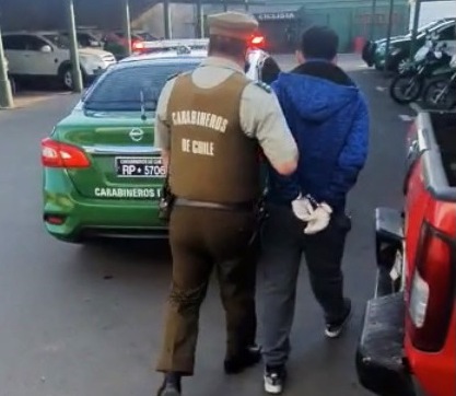 Portaba patente falsificada para evadir restricción vehicular