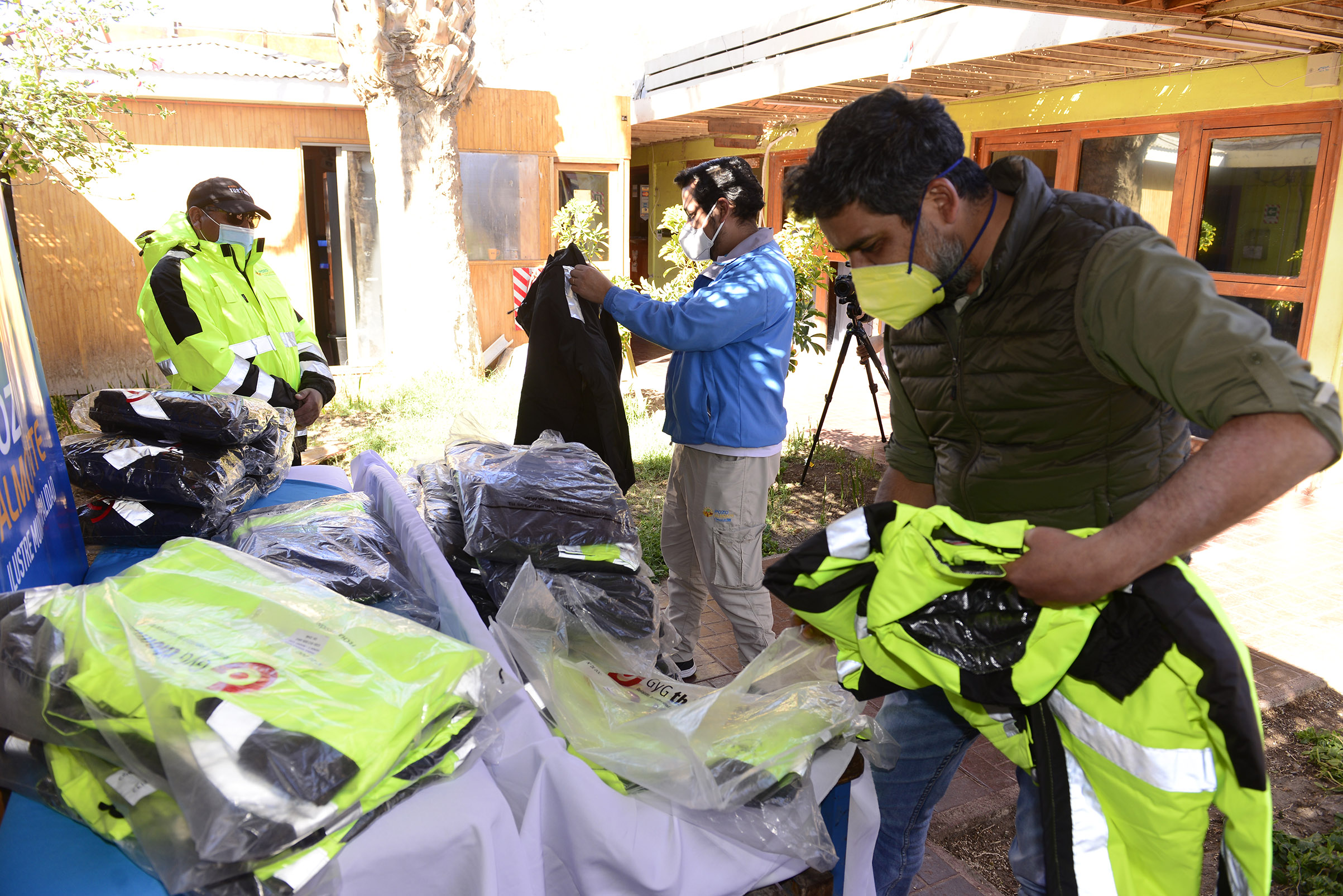 Pozo Almonte recibe implementación térmica para personal de barreras sanitarias de la comuna