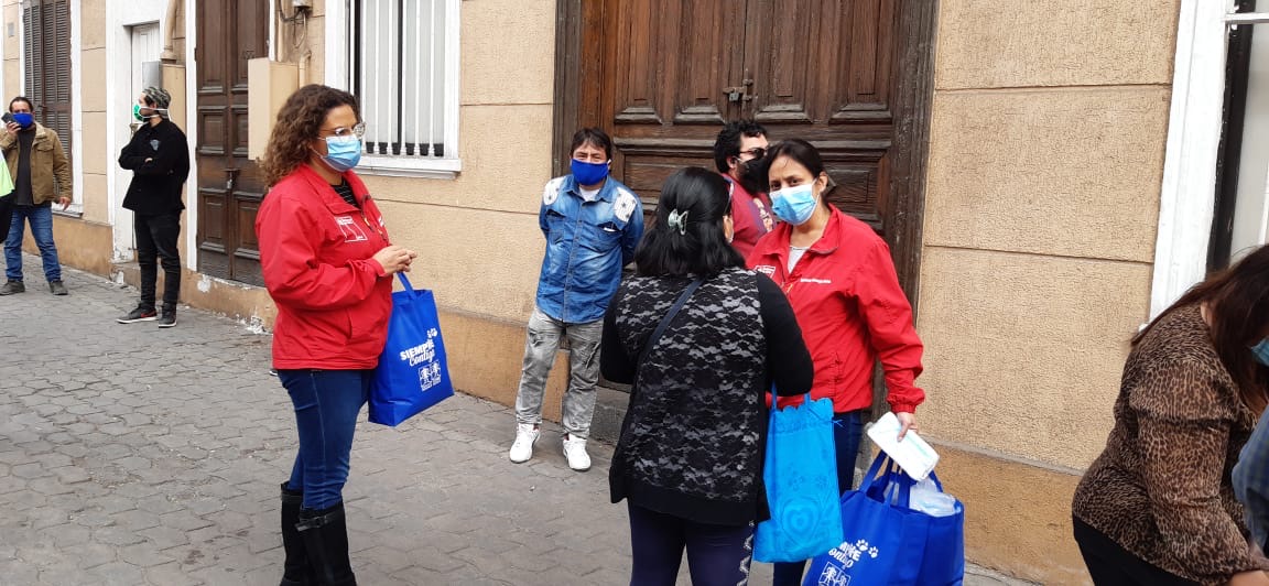 Masiva entrega de mascarillas en el sector céntrico de Iquique