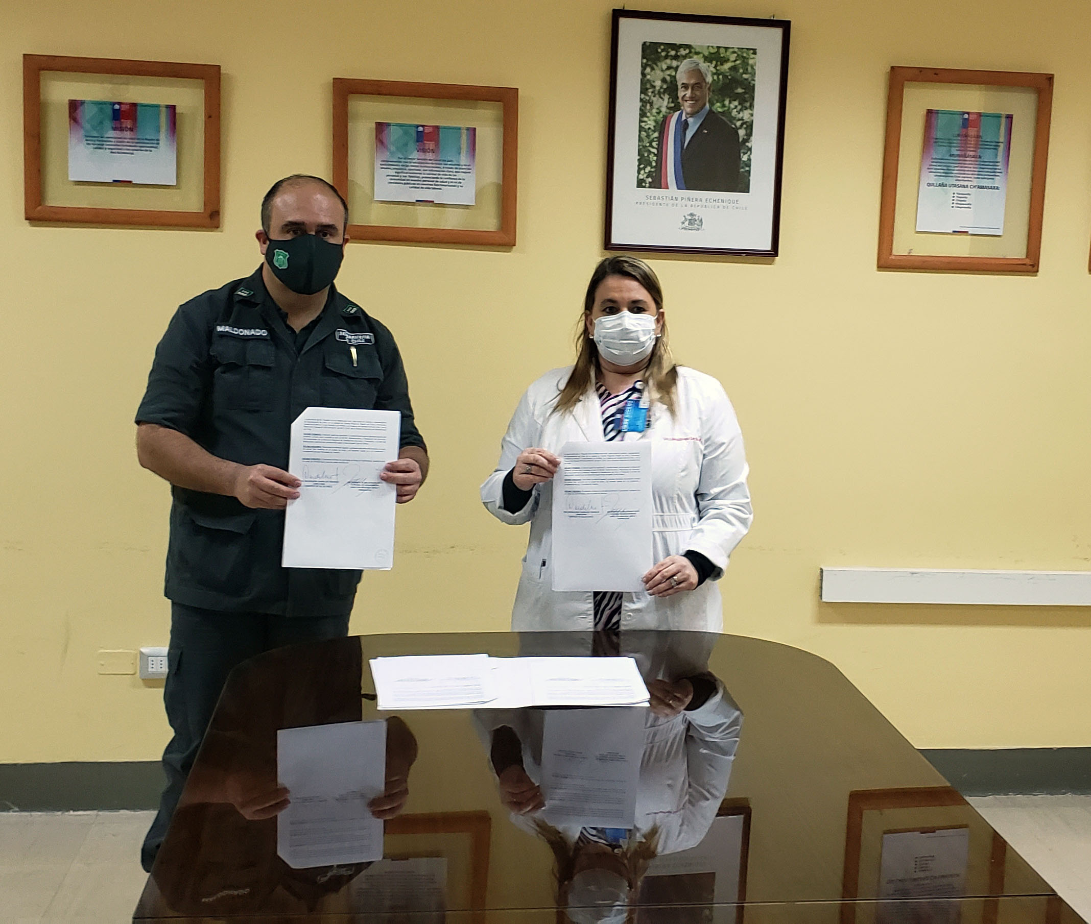 Gendarmería de Chile y Servicio de Salud firmaron contrato de comodato para traspaso de ambulancia
