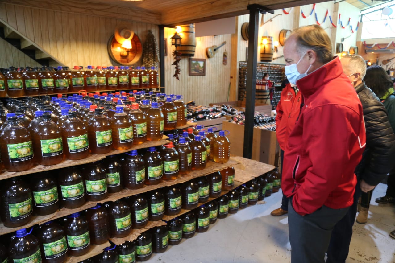 Ministro Walker en fiscalización de chicha: “Llamamos a tener un 18 responsable y en familia”