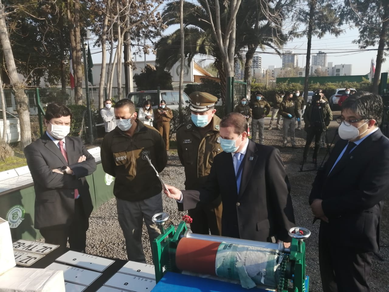 Incautaron 2.300 placas que se internaban por puertos y aeropuerto, además de una máquina grabadora