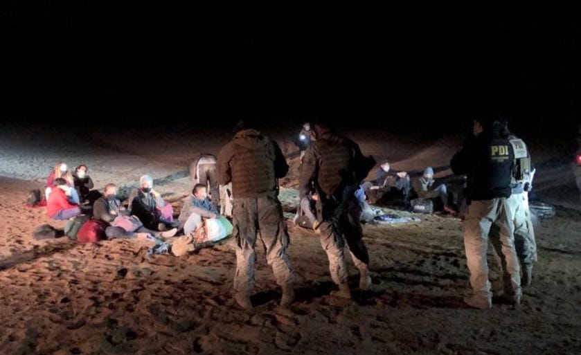 Detectives detuvieron a un hombre ingresando clandestinamente a 17 extranjeros