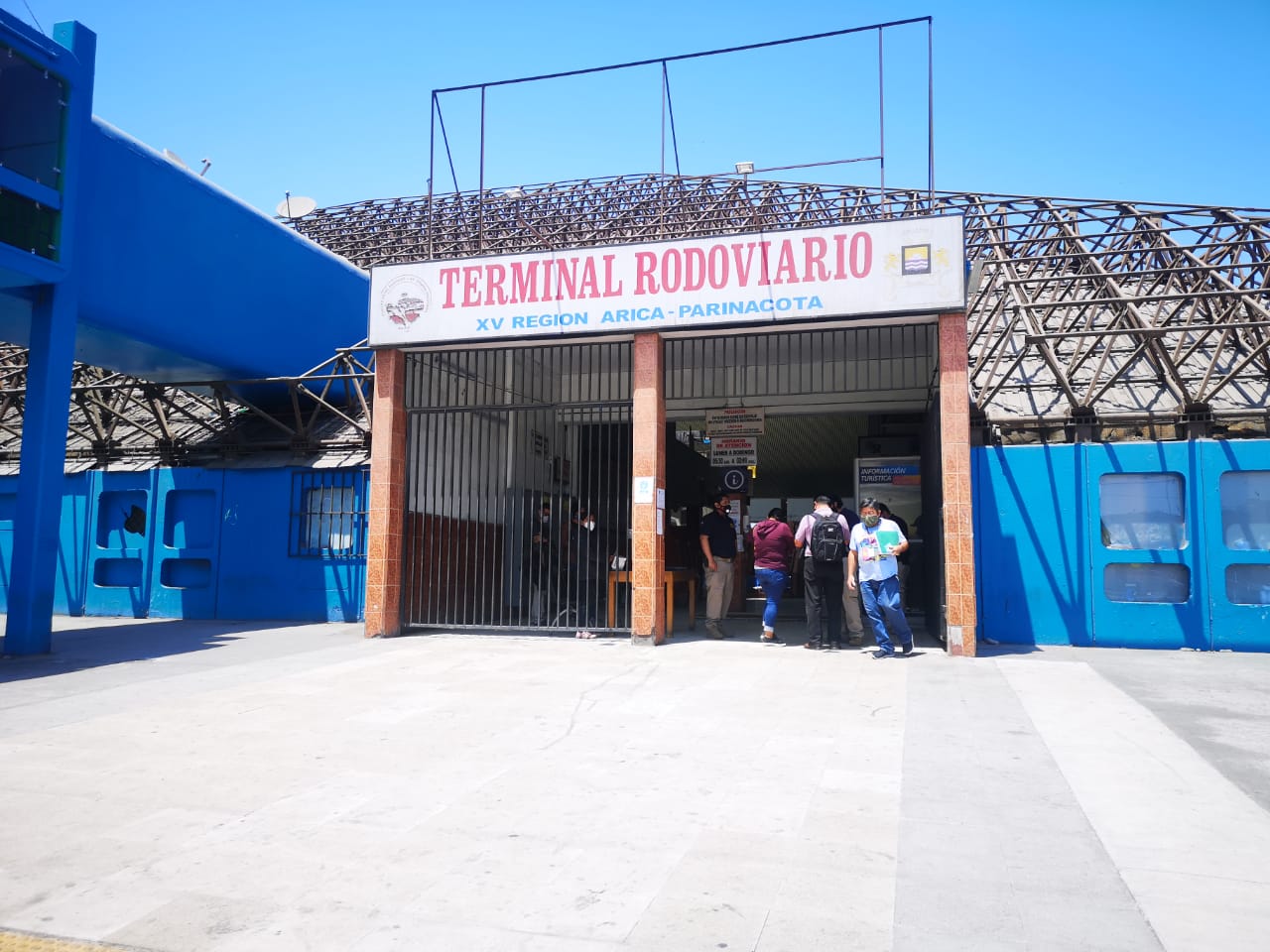 Detectives detuvieron a tres personas que usaban permiso falso y a un sujeto que los elaboraba