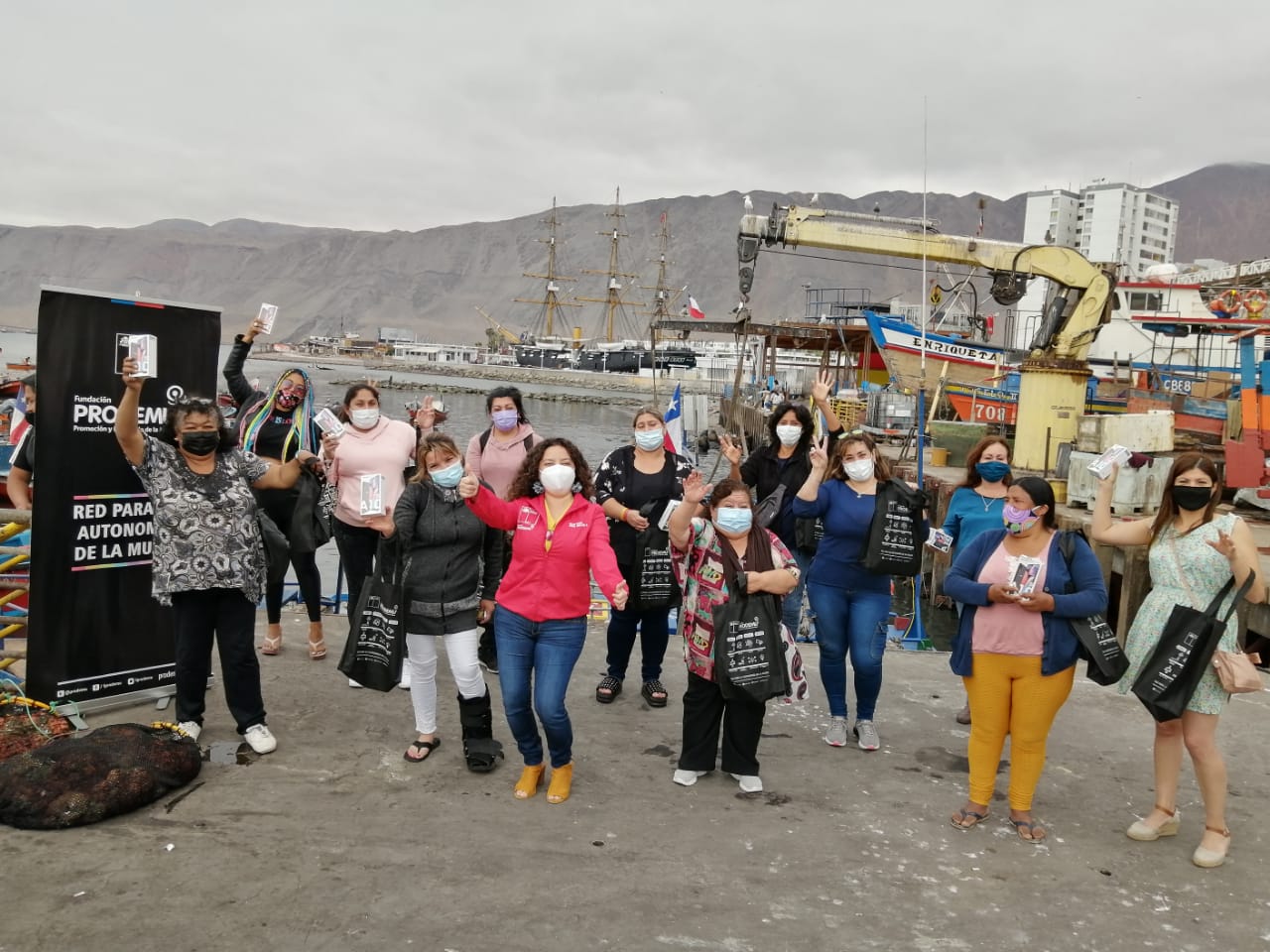 Mujeres rurales y de la pesca reciben celulares con conexión a Internet