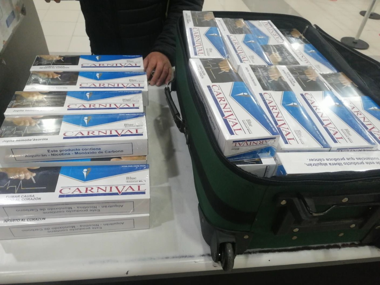 Detectan a mineros con maletas llenas de cigarrillos en aeropuerto de Iquique