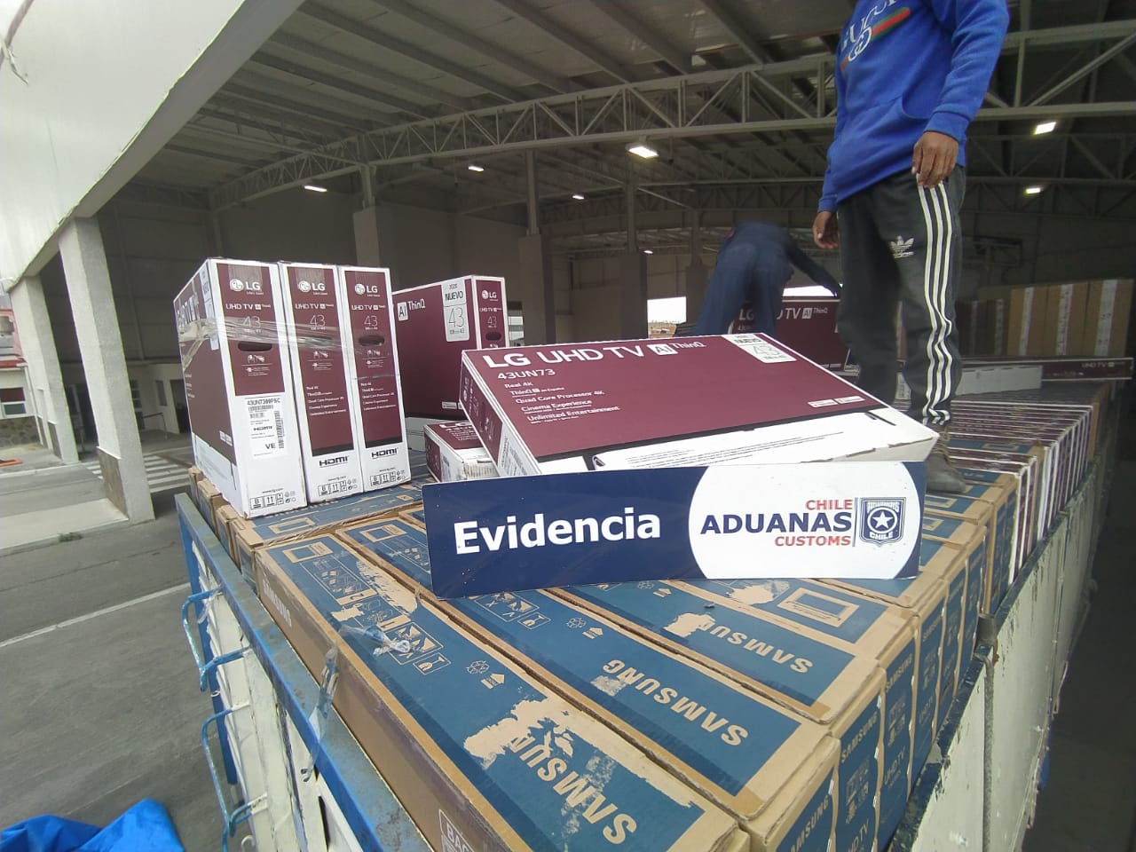(Video) En Colchane: Sorprenden camión con contrabando de televisores y celulares