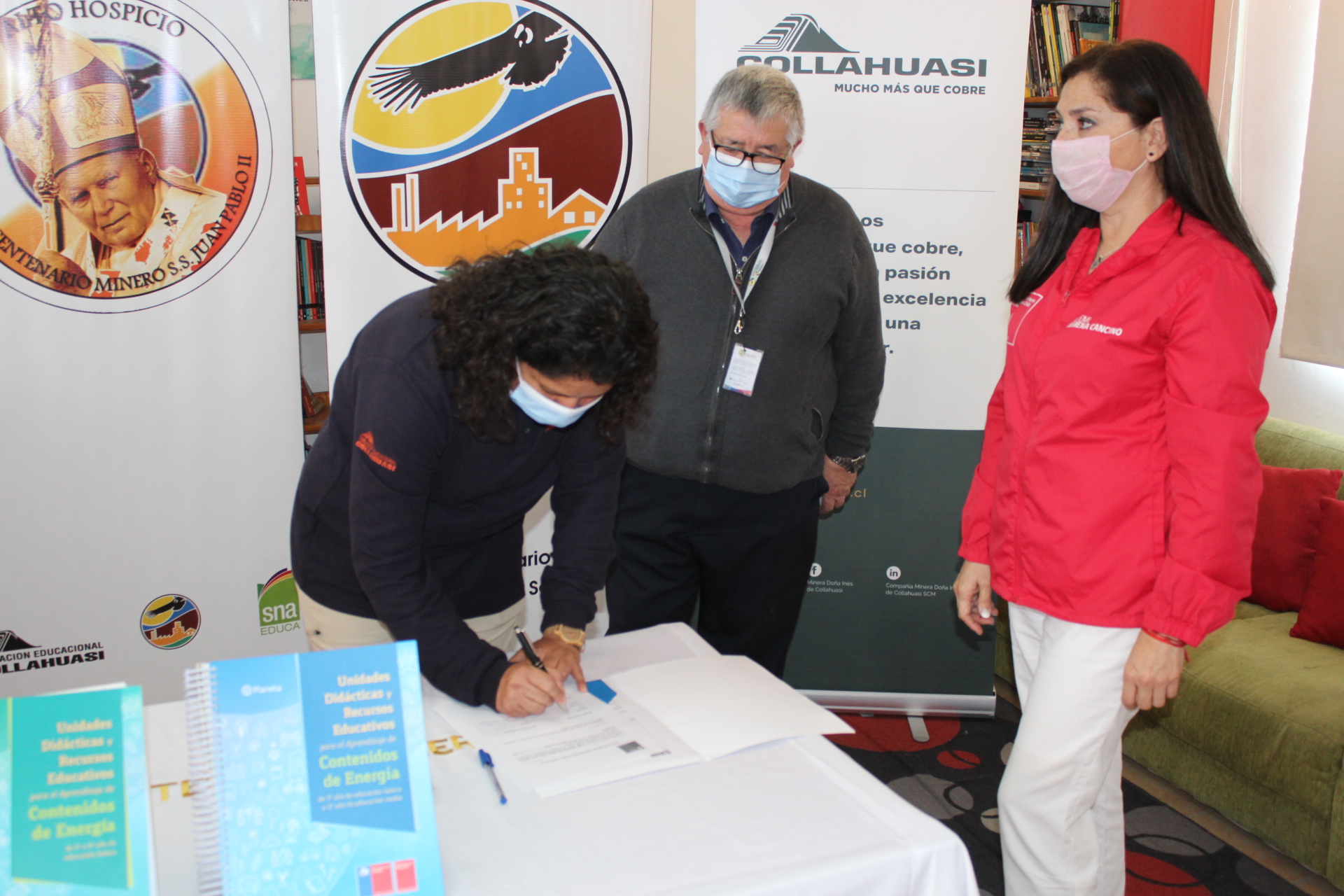 Entregan Códigos QR para capacitar a alumnos con libros sobre Energía