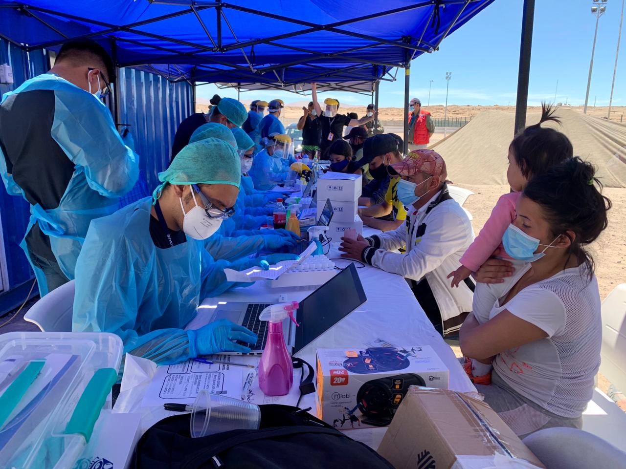 Refuerzan estrategia con masiva toma de PCR a migrantes acampados en sector de Huara