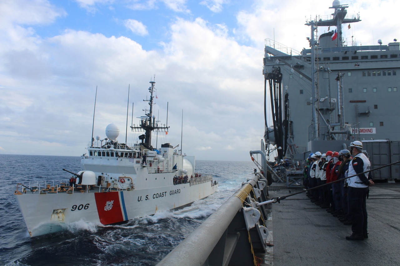 Petrolero “Montt” apoya operaciones de interdicción de tráfico ilícito junto a Marina y Guardia Costera de Estados Unidos