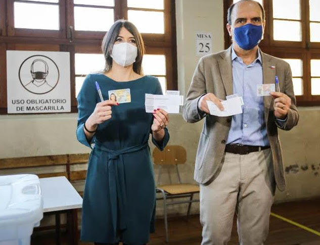 Ministro Monckeberg y Subsecretaria Martorell aclaran requisitos y permisos necesarios para votar el domingo