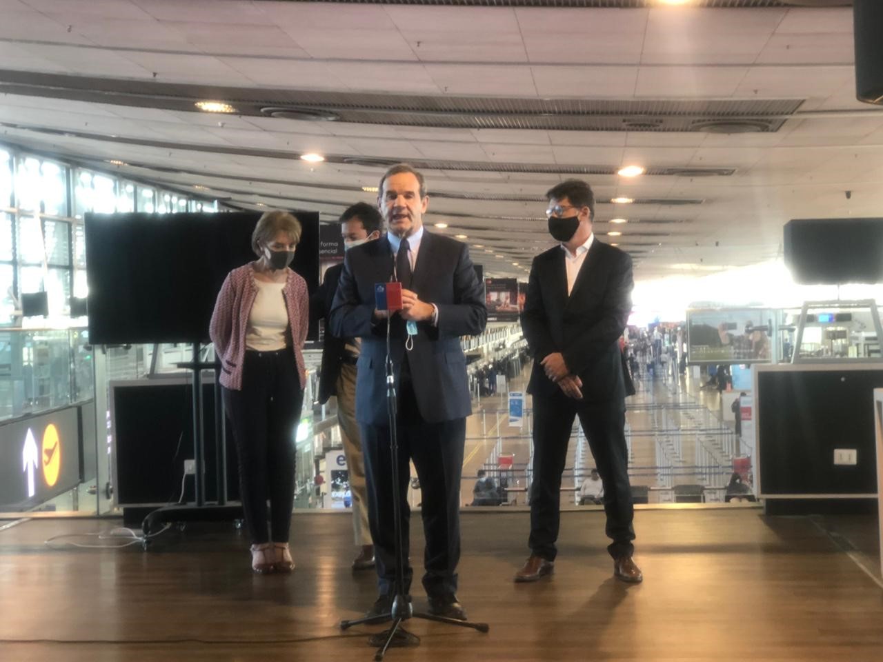 Gobierno monitorea entrada en vigencia de la apertura de fronteras en el aeropuerto de Santiago