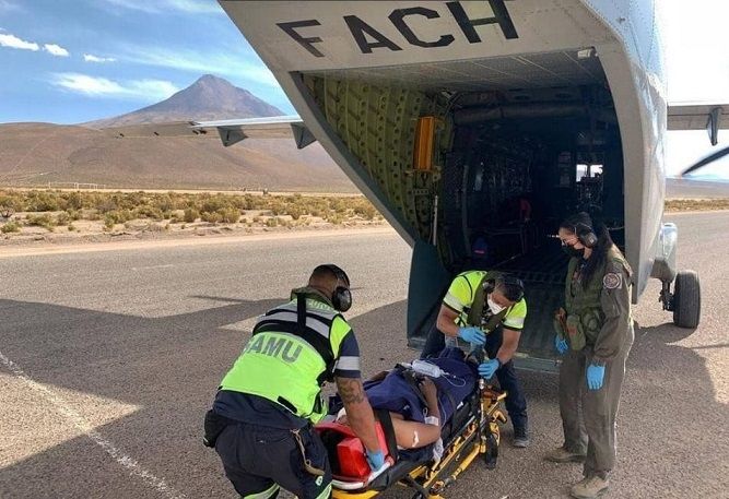 FACH trasladó a Iquique a niño que recibió un impacto de bala en sector fronterizo