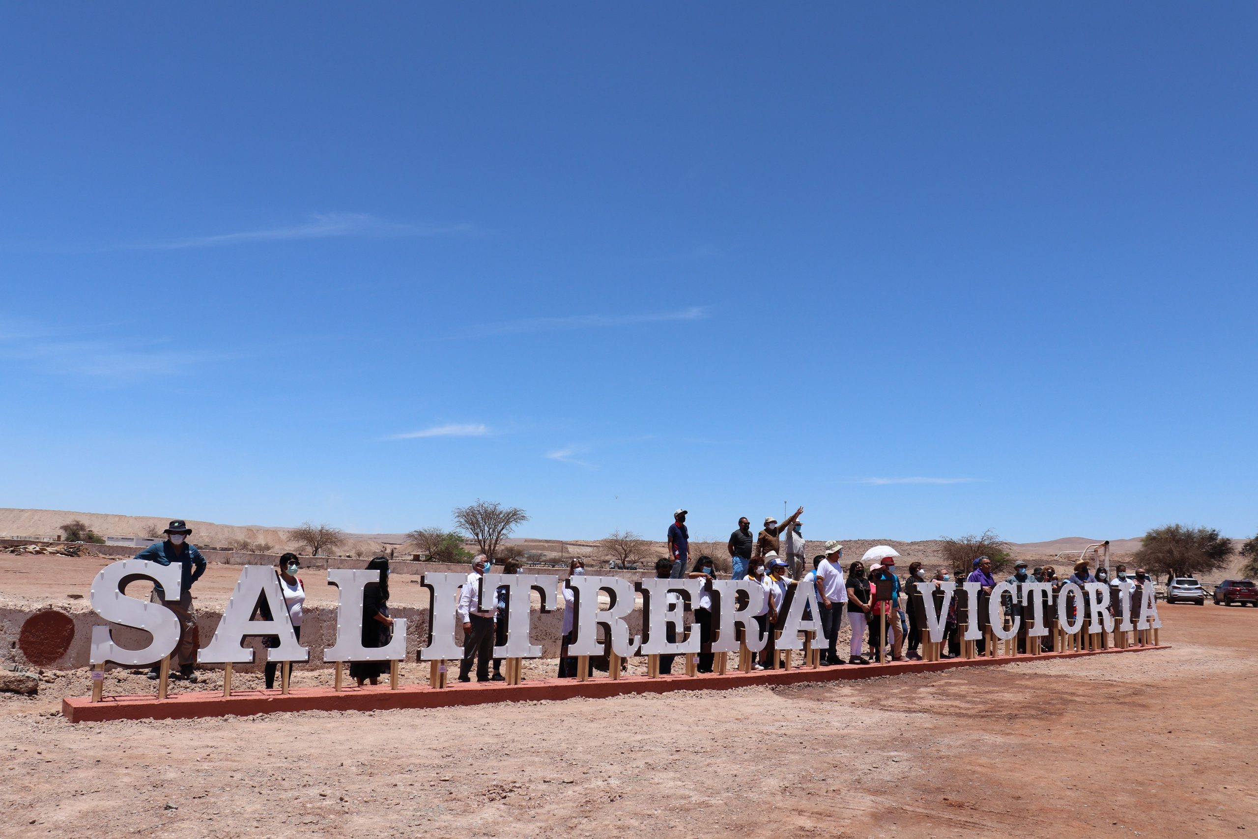 En plena pampa calichera y sobre sus vestigios inauguran parador con letras de la Oficina Salitrera Victoria
