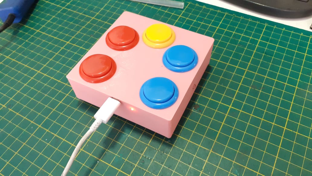 Instituto Profesional Santo Tomás Iquique entrega mouse adaptado a Teletón