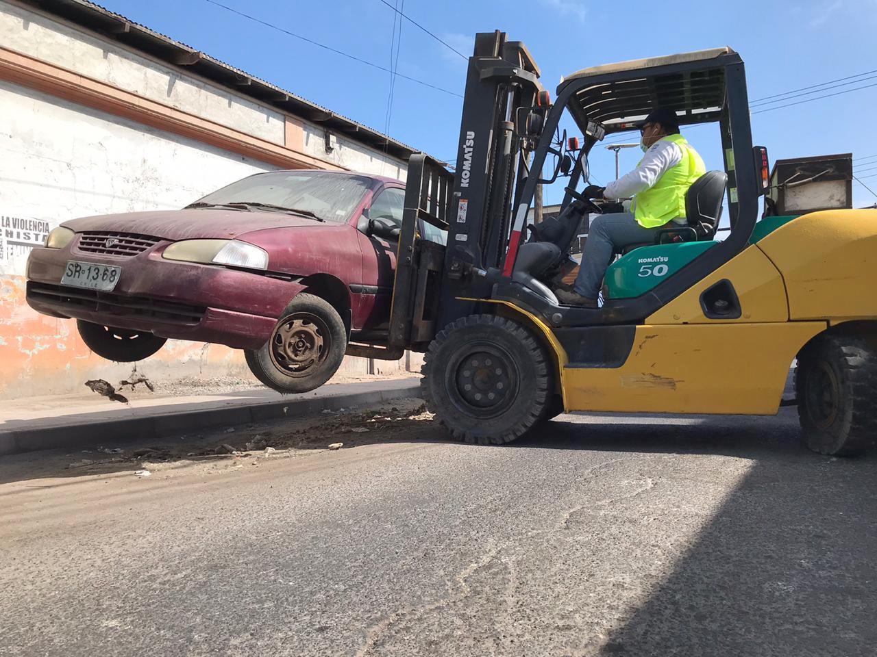 Municipalidad de Iquique ha retirado 54 vehículos abandonados en las calles durante 2020