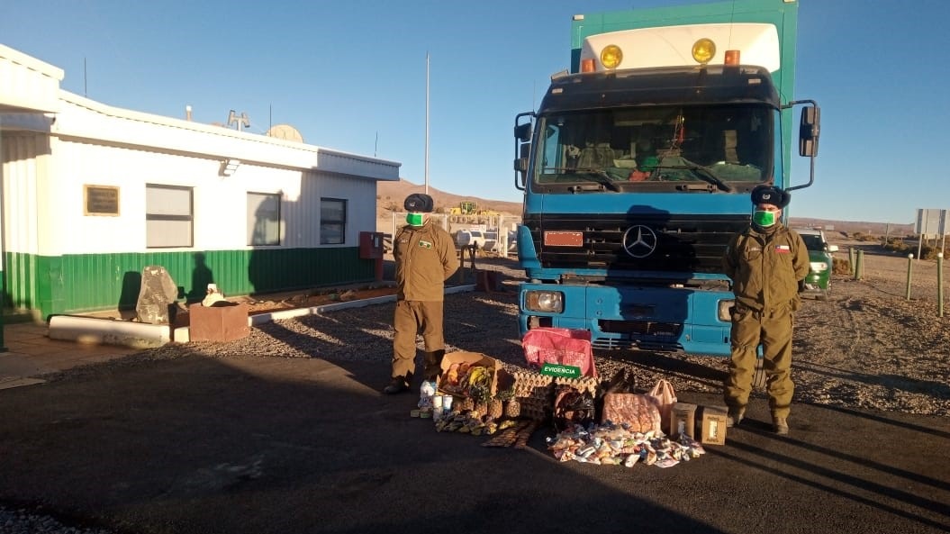 Carabineros detiene a tres infractores que ingresaron alimentos de contrabando