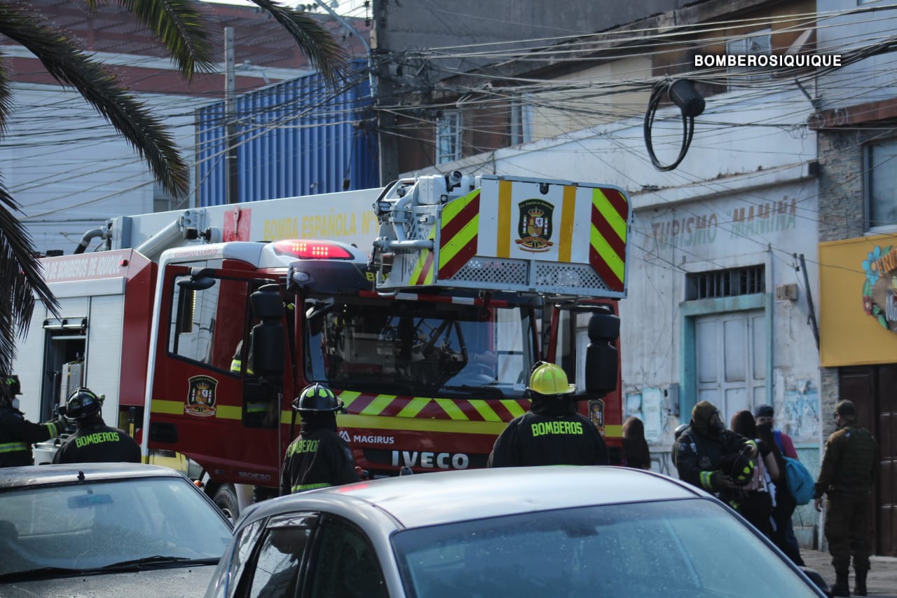 Un muerto en incendio registrado esta mañana en calle Latorre 757, comuna de Iquique