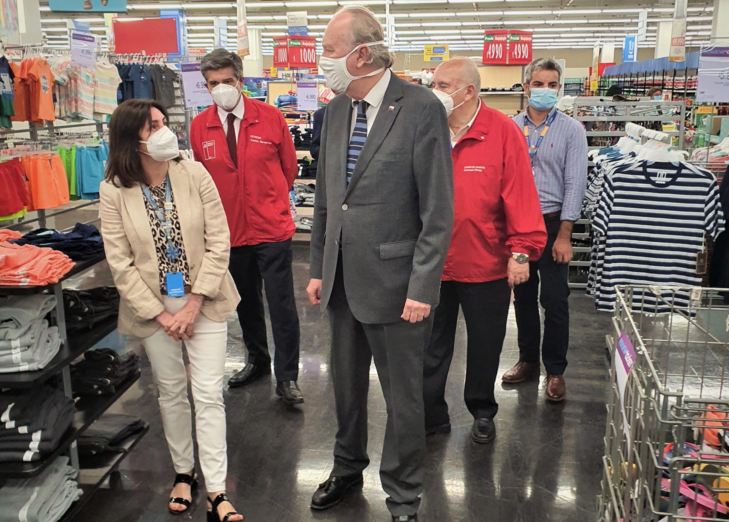 Ministro Prokurica encabeza la sanitización con nano partículas de cobre de tiendas Walmart de Tarapacá