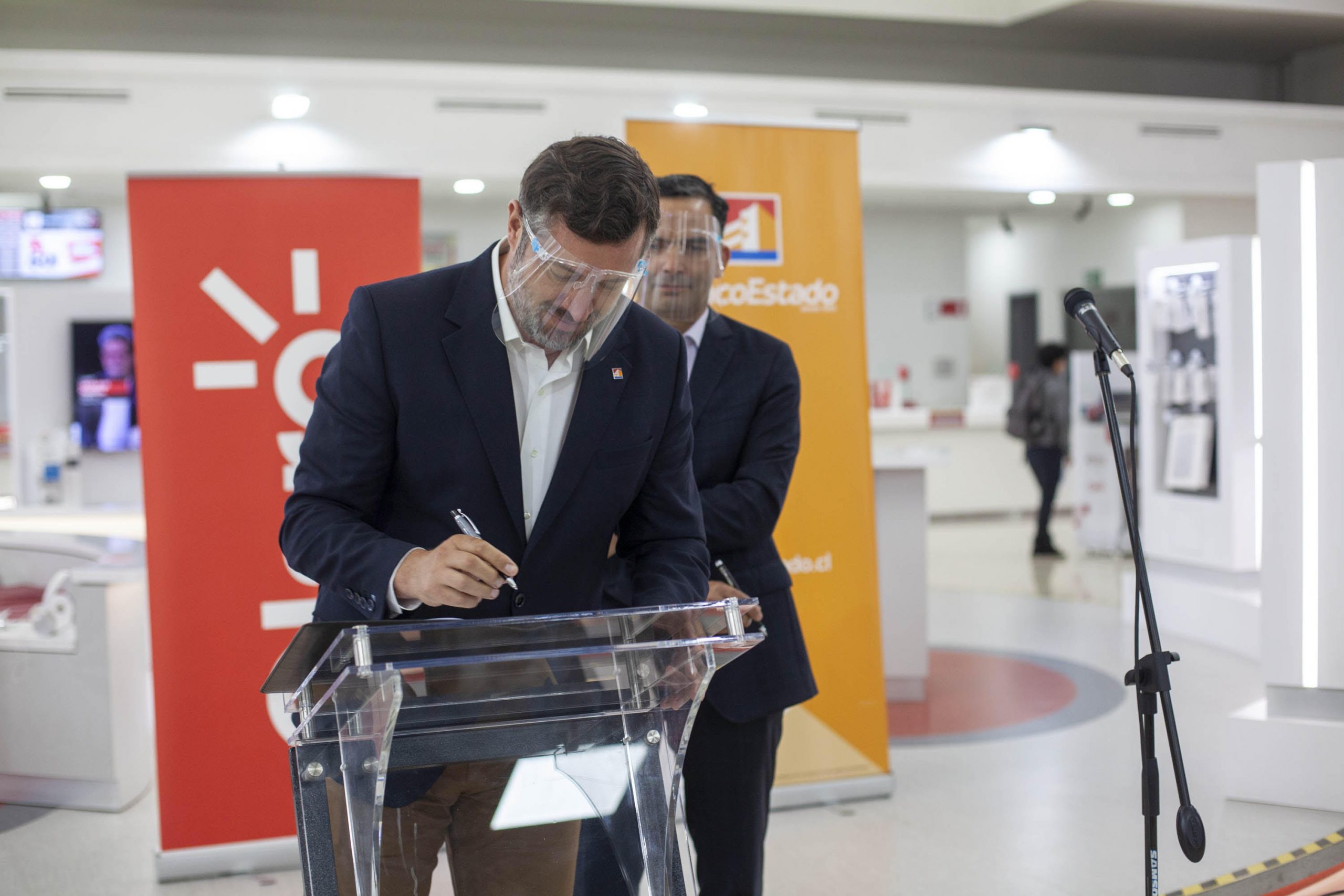 Tarapaqueños clientes BancoEstado y Claro podrán navegar en forma gratuita por internet para hacer transacciones bancarias