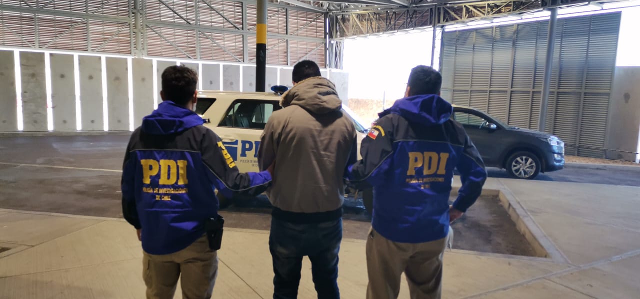 Deportación desde Bolivia de colombiano imputado por homicidio de joven en Santiago