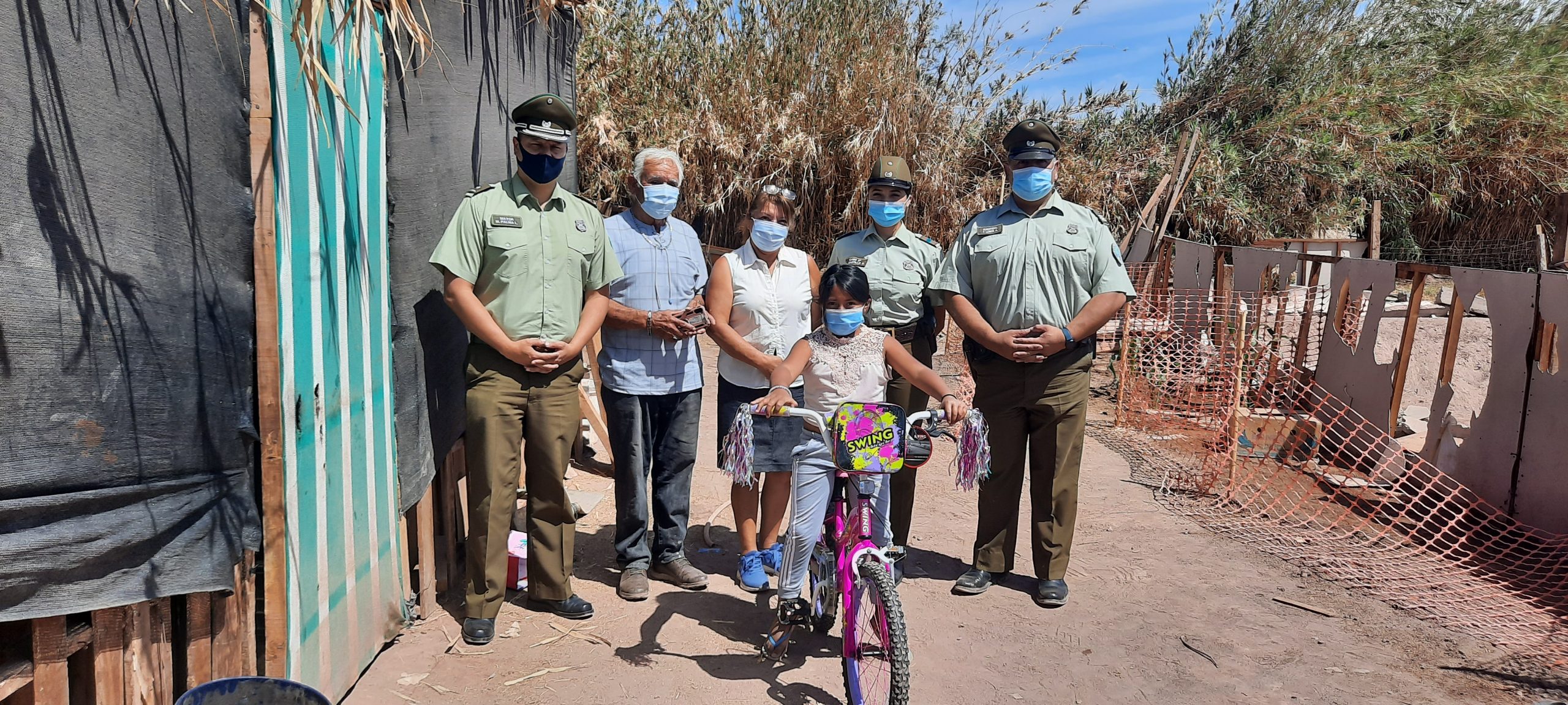 Carabineros cumple sueño de Navidad a niña en Pintados