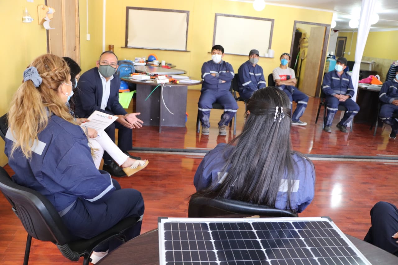 Capacitan a vecinos de Pozo Almonte en operación y mantención de paneles solares fotovoltaicos