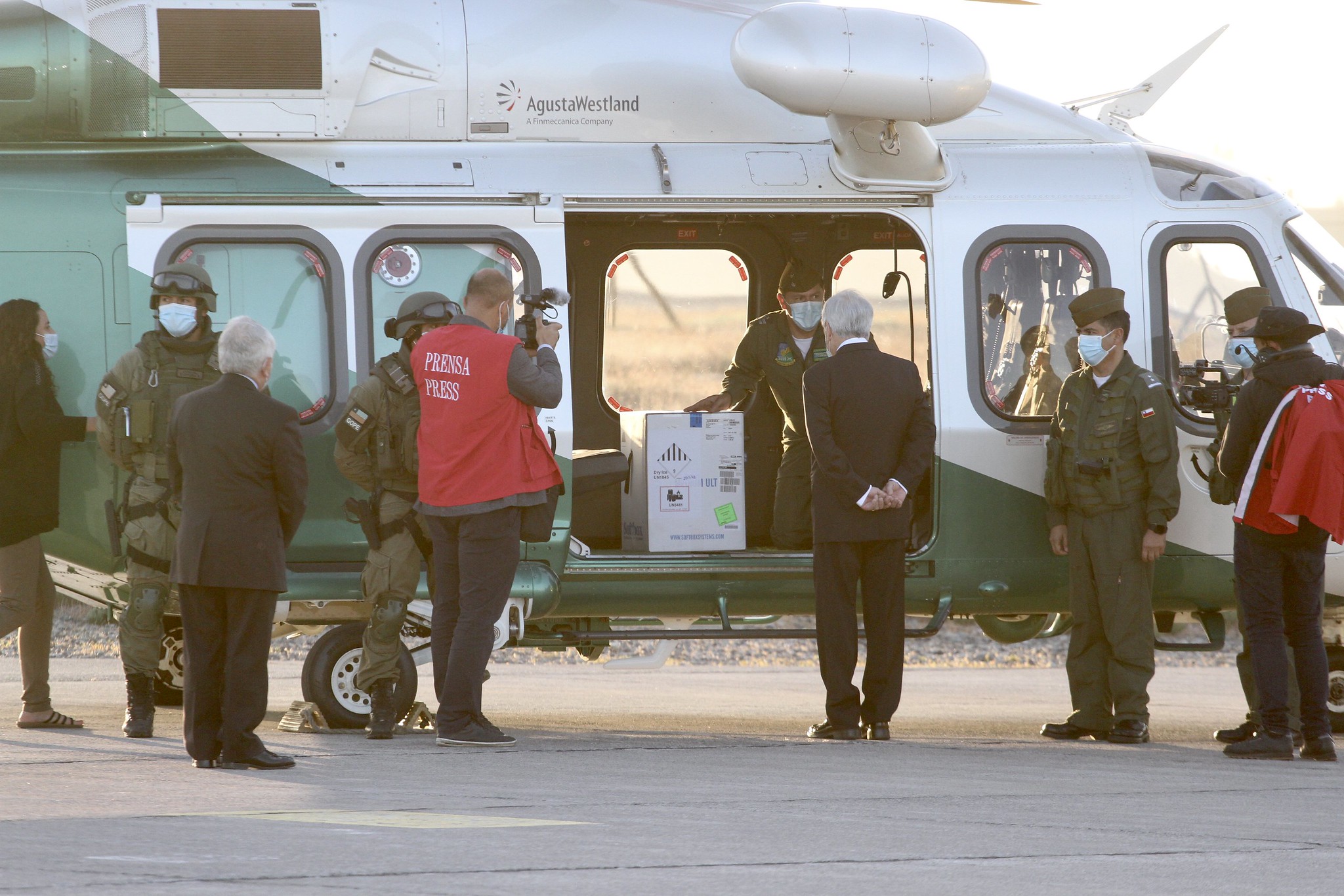 Presidente Piñera recibe primer cargamento de vacunas contra el COVID-19: “Son una luz de esperanza”