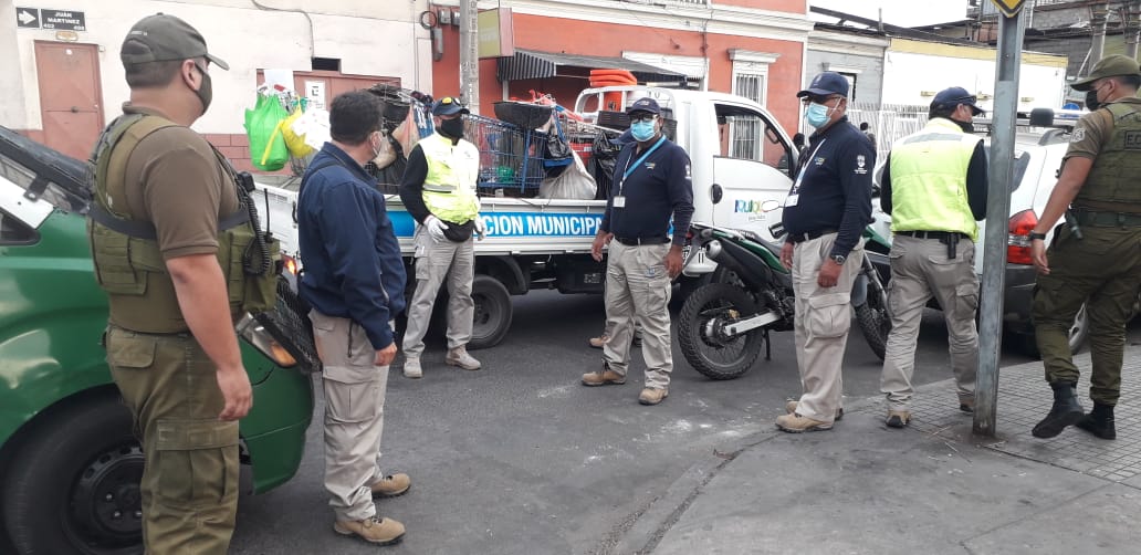 Decomisan humeantes parrillas en fiscalización al barrio boliviano