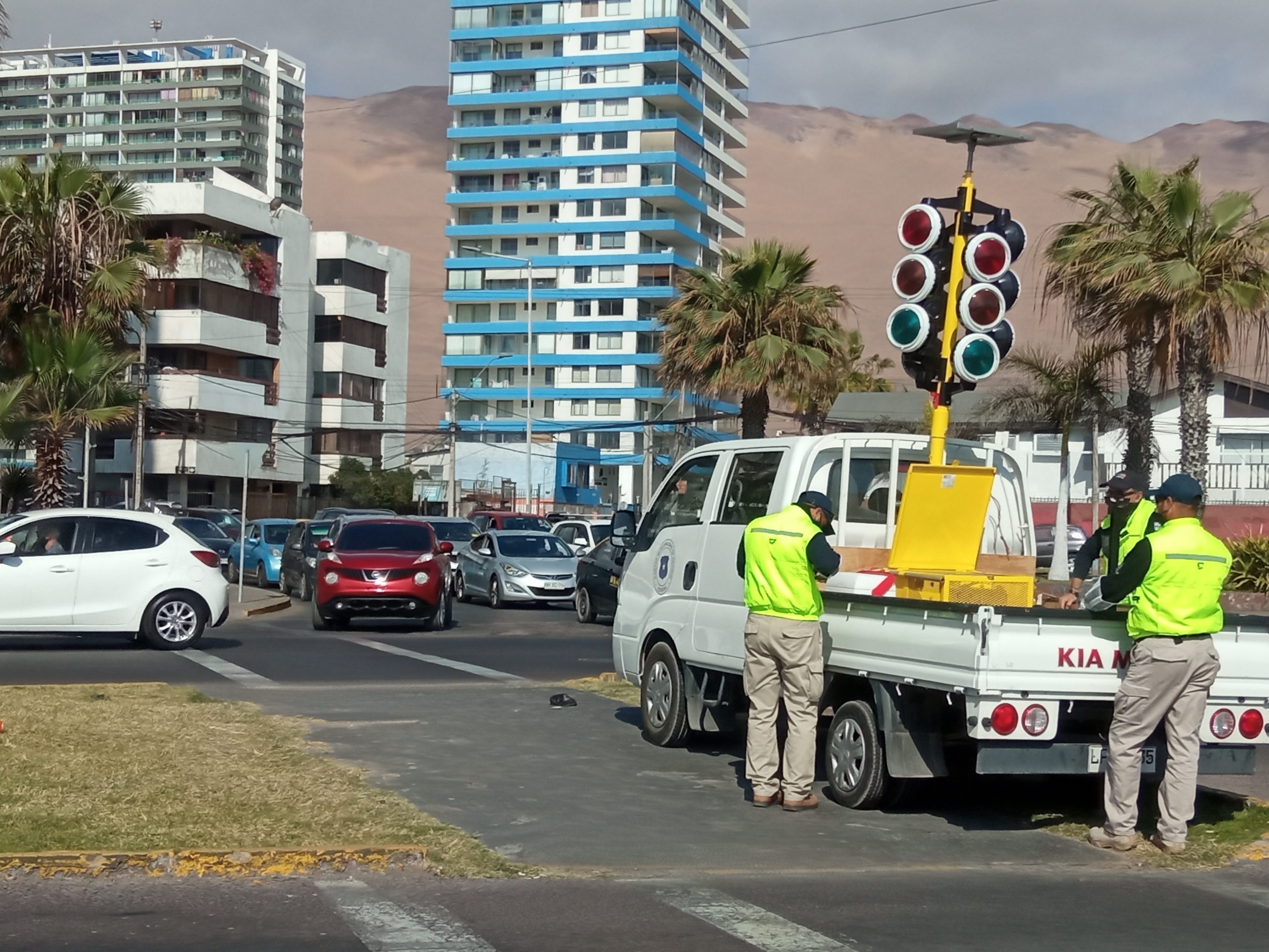 ¡Ya era hora! Instalaron semáforo portátil en Avenida Arturo Prat y Diego Portales