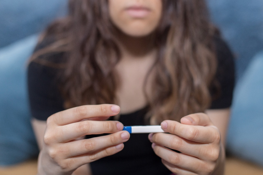 Cómo fue que la tasa de embarazo adolescente en Chile cayó casi 60% en 10 años