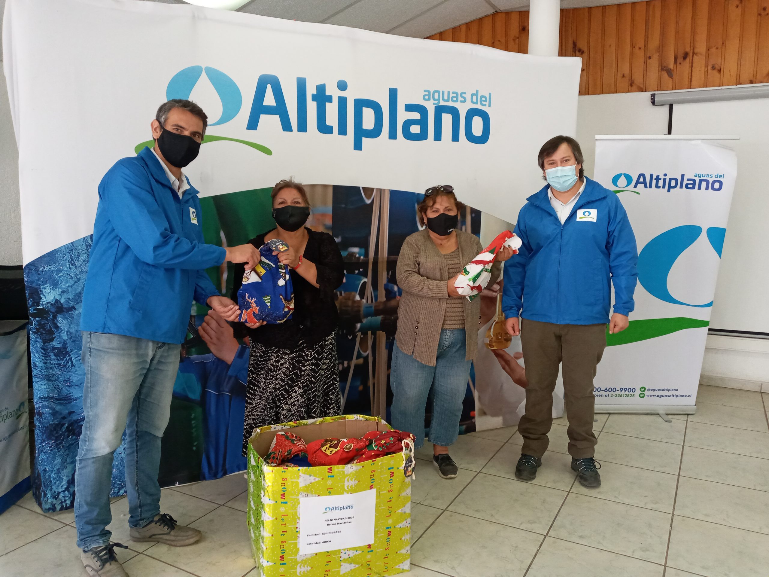 Aguas del Altiplano entregó bolsitas de Navidad a juntas de vecinos de Arica