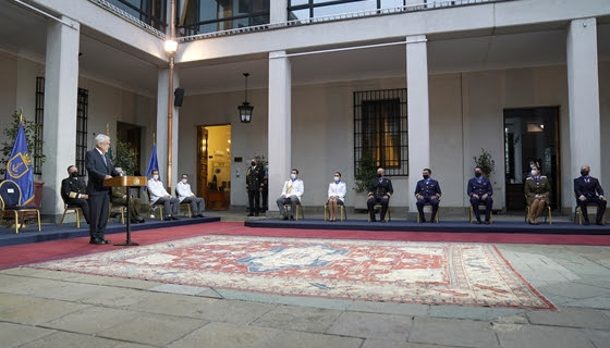 Presidente Piñera entrega condecoración a graduados de Academias Politécnicas, de Guerra y Policiales