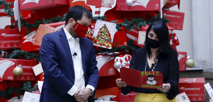 Ministra Karla Rubilar y Correos de Chile lanzan campaña solidaria para apadrinar cartas de niños vulnerables al Viejito Pascuero