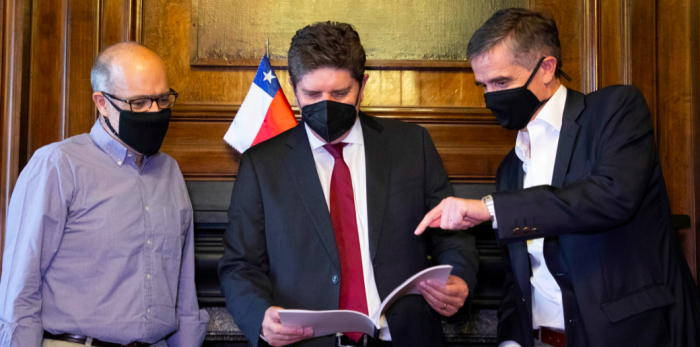 Eliminar exenciones tributarias y gravar servicios con el IVA: Expertos debaten propuestas de comisión