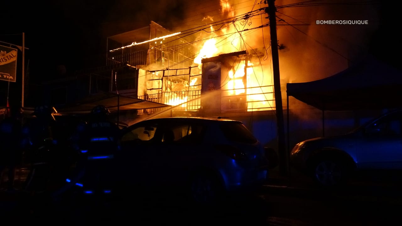 Incendio arrasó dos viviendas en «18 de Septiembre» con «Hernán Fuenzalida»