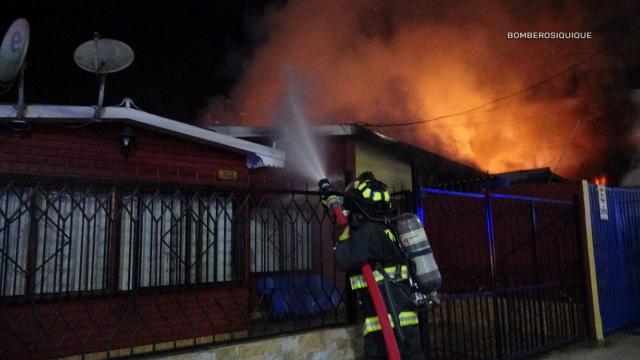 Incendio de madrugada arrasó con una vivienda en La Concordia