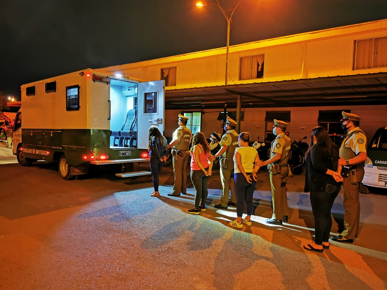 Carabineros de Alto Hospicio detuvo a 25 personas en un local clandestino