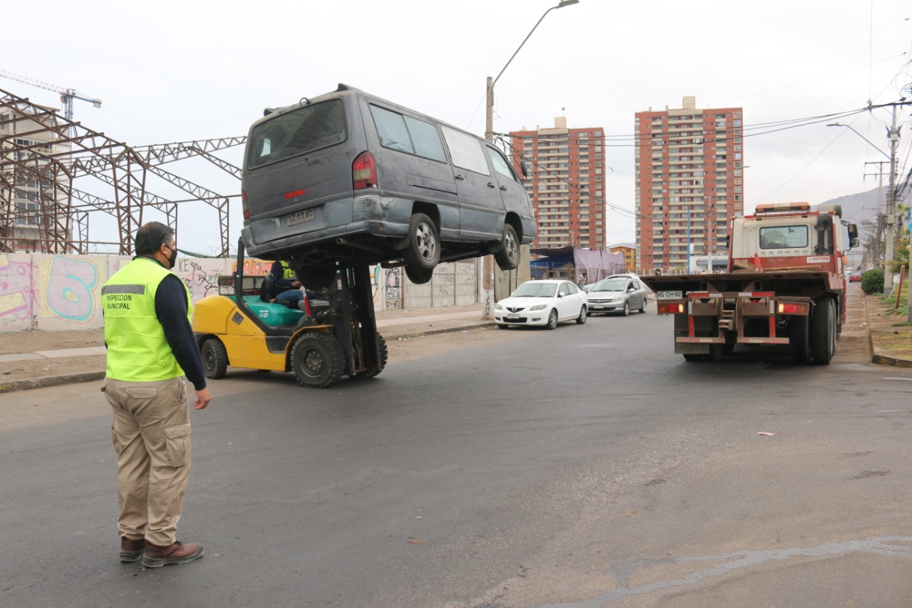 Más de 100 vehículos abandonados retiró la Municipalidad de Iquique durante 2020