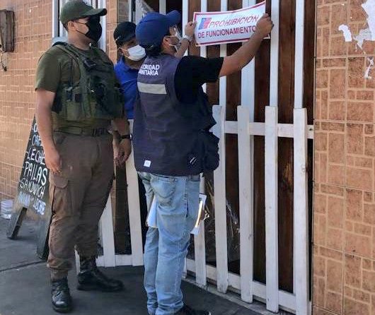 Sorprenden a personas en restaurantes infringiendo la cuarentena