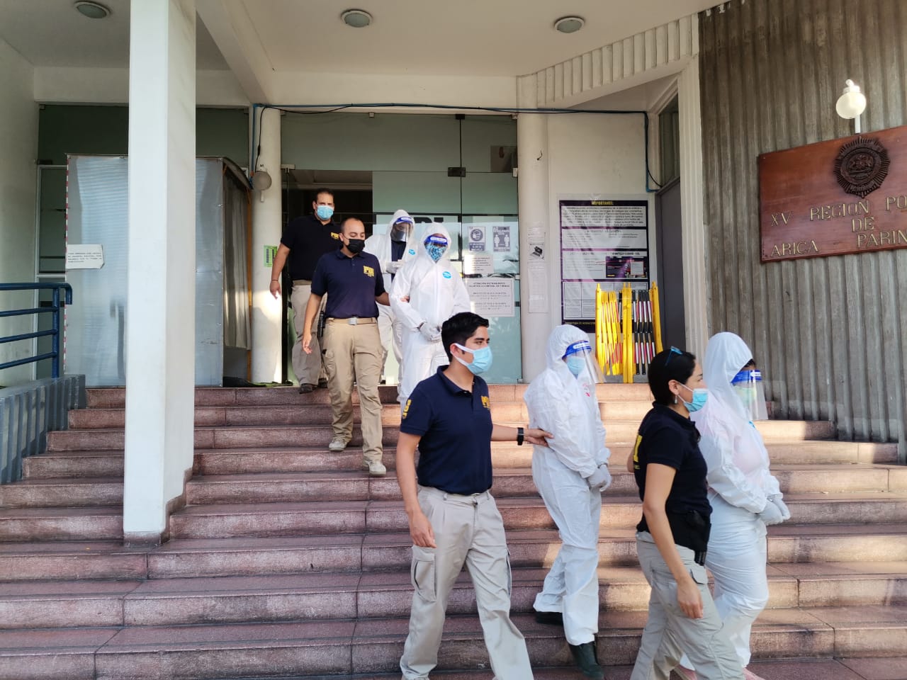 Detectives de Migraciones de Arica trasladaron hasta Iquique a 5 extranjeros que fueron expulsados