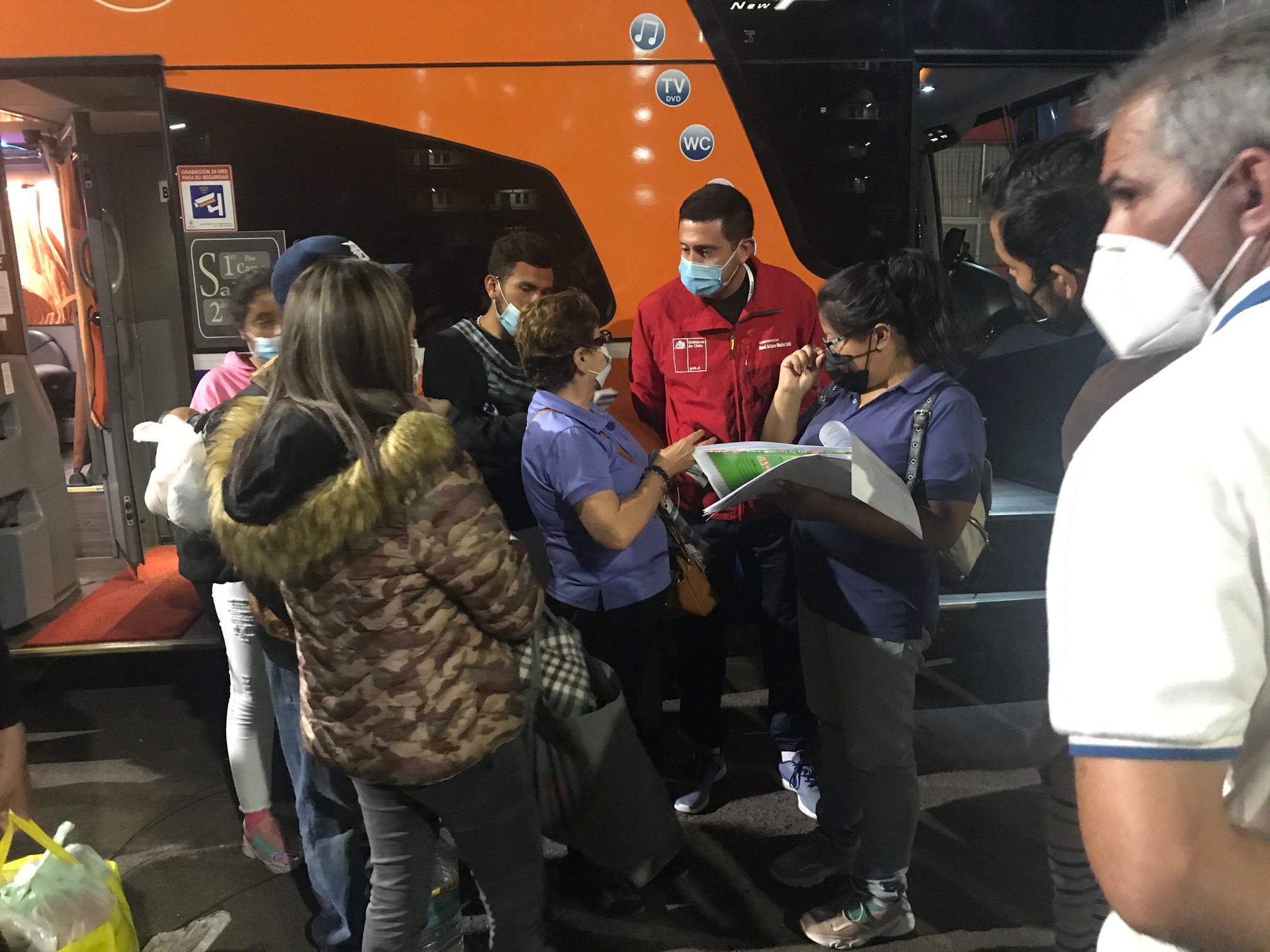Gobernación de Iquique: Cinco buses con 250 migrantes venezolanos partieron el fin de semana rumbo a Santiago